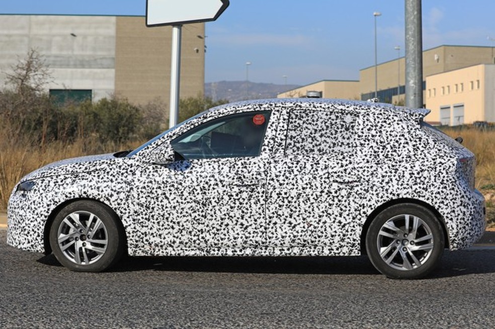 Laterais do novo Corsa entregam algumas diferenças de estilo em relação ao 208 (Foto: AutoMedia/Auto News Brasil) — Foto: Auto Esporte