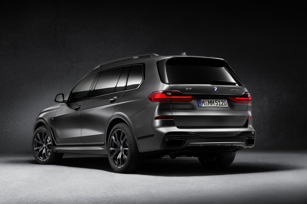 BMW X7 M50i Dark Shadow teve apenas cinco unidades importadas oficialmente ao Brasil — Foto: Divulgação