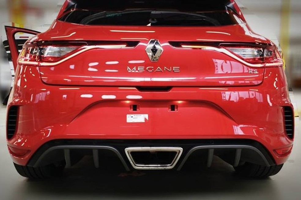 Kit aerodinâmico agressivo do novo Megane RS inclui difusor central (Foto: Reprodução) — Foto: Auto Esporte