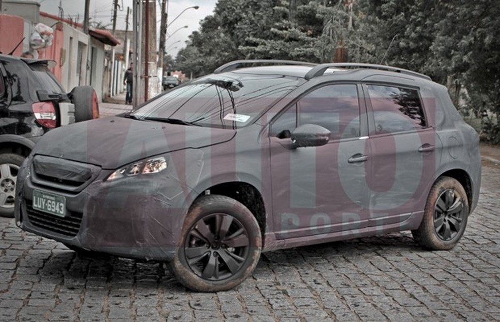 Peugeot 2008 é flagrado em testes finais (Foto: Diogo Dias) — Foto: Auto Esporte