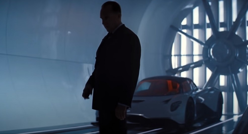 Aston Martin Valhalla aparece em cena no escritório da inteligência britânica — Foto: Reprodução