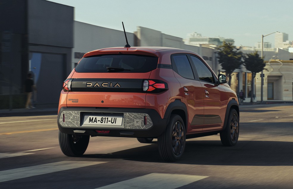 Novo Dacia Spring elétrico visto de traseira — Foto: Divulgação