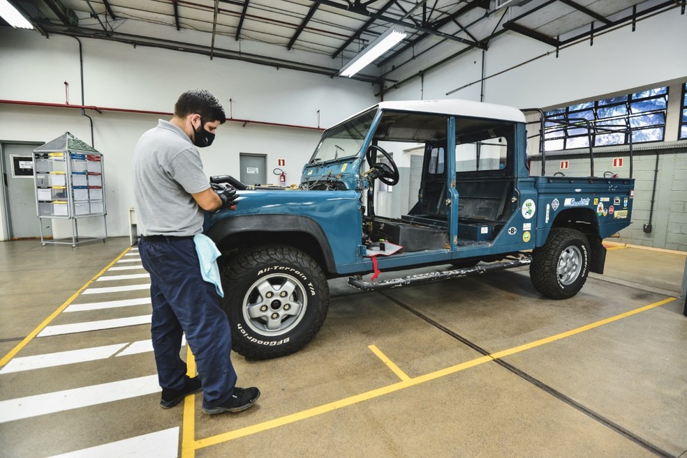 Segundo a Jaguar Land Rover, a equipe é dedicada à restauração minuciosa dos veículos — Foto: Divulgação