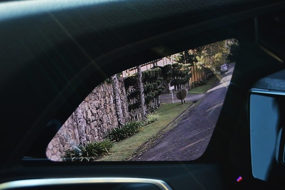 Imagens das câmeras são projetas bem em cima da maçaneta (Foto: André Schaun/Auto News Brasil ) — Foto: Auto Esporte