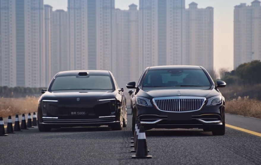 Carro da Huawei vence sedã mais luxuoso da Mercedes em 'duelo de buracos'