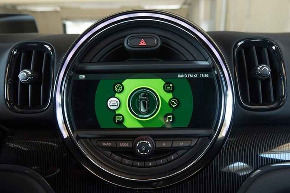Central multimídia não ocupa todo o círculo que a contorna (iluminado por leds em várias cores) (Foto: Divulgação) — Foto: Auto Esporte