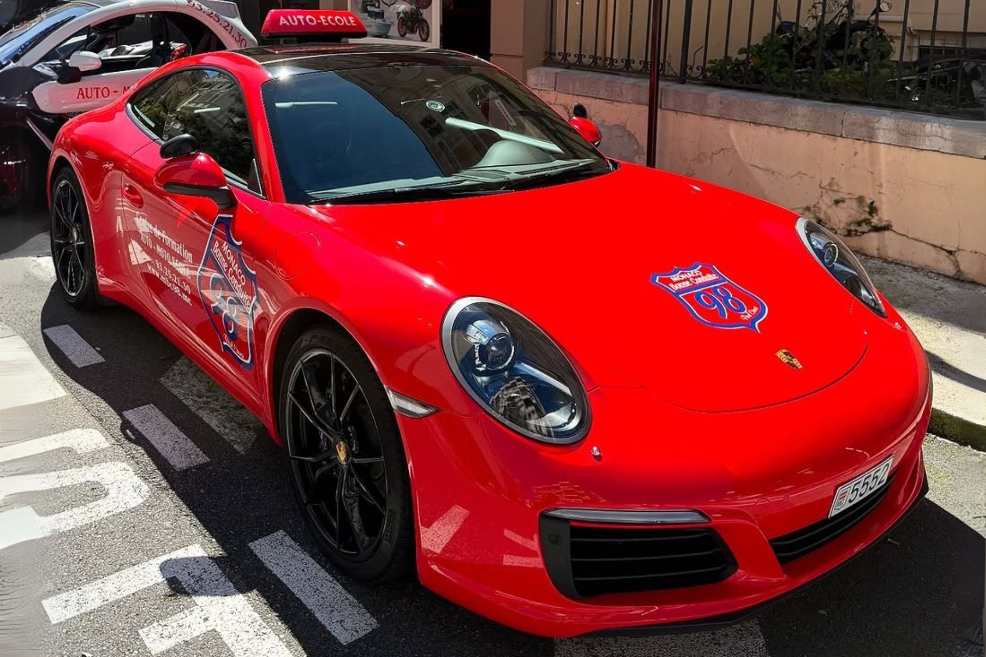 Porsche 911 Carrera de R$ 1 milhão vira carro de autoescola em Mônaco
