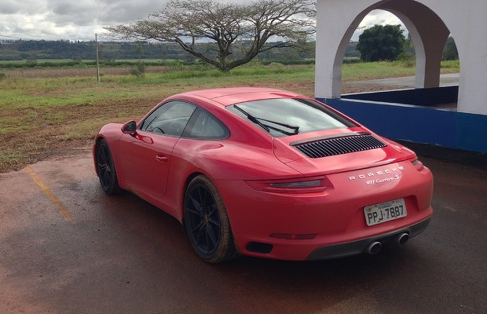 Após rodar pelo asfalto brasileiro, pegar terra e poeira, o 911 Carrera 3.0 foi aprovado na pista (Foto: Julio Cabral/Auto News Brasil) — Foto: Auto Esporte