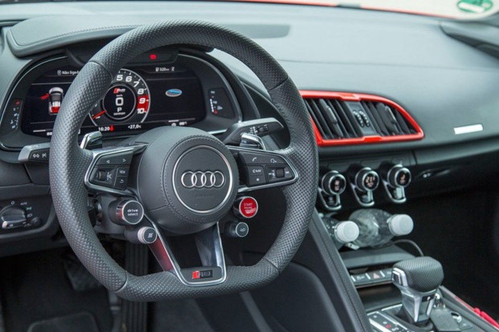 Painel todo em couro pode ter detalhes na cor da carroceria (Foto: Divulgação) — Foto: Auto Esporte