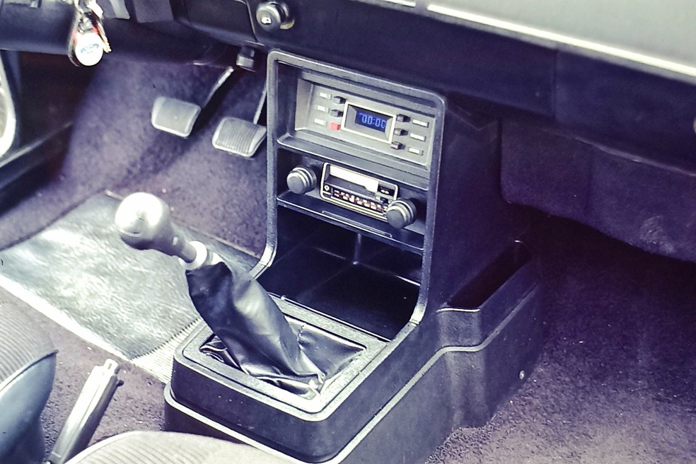 Console com relógio digital do Del Rey e toca-fitas marcavam a versão LDO da  — Foto: Auto News Brasil/Acervo MIAU