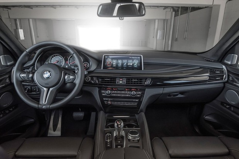 Revestimentos de couro, teto em Alcantara e detalhes de fibra de carbono diferenciam o interior (Foto: Divulgação) — Foto: Auto Esporte