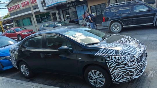 Flagra: Nissan Versa terá novo visual e afasta ameaça de fim de linha