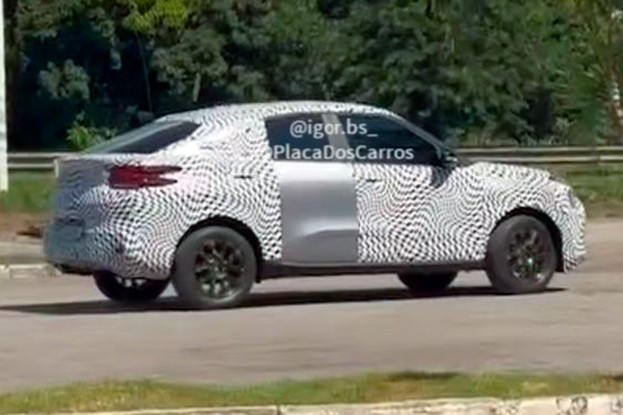 Flagra do Citroën Basalt em testes