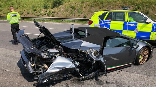 Durou 20 minutos: Lamborghini Huracán Spyder de R$ 1,6 milhão sai da loja e sofre perda total em colisão