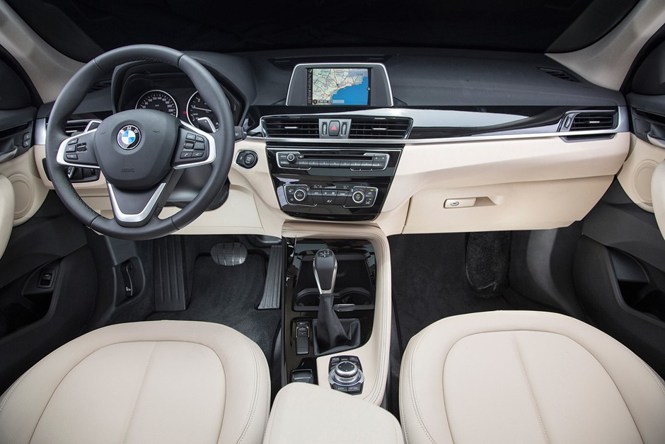 Interior do do BMW X1 sDrive20i ficou mais refinado do que na geração anterior