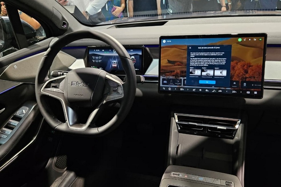 BYD Atto 8 tem a famosa tela gigante da BYD — Foto: Jady Peroni/Auto News Brasil