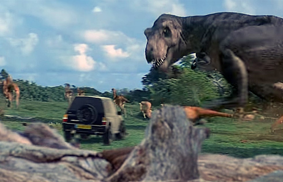 Suzuki Vitara escapa até de dinossauros no anúncio — Foto: Reprodução/YouTube/Eugene Romanovsky