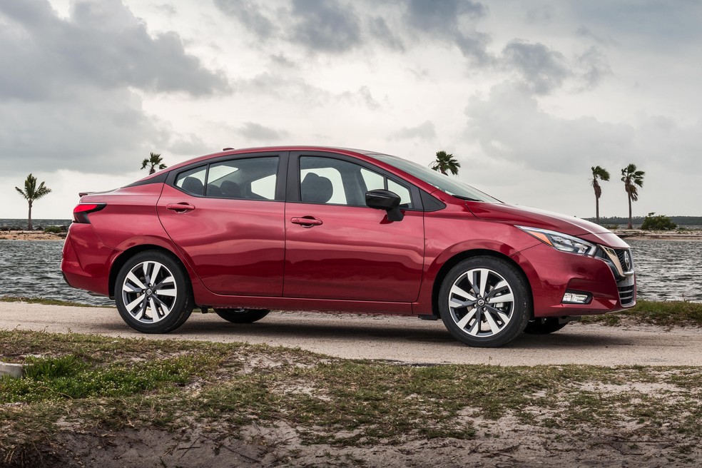 Nissan Versa: lateral tem vincos marcantes — Foto: Divulgação/Nissan