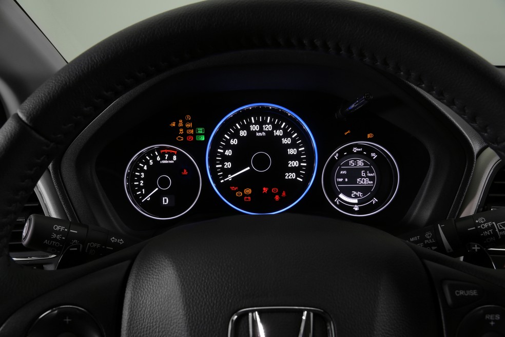 Quadro de instrumentos do Honda HR-V é simplório — Foto: Divulgação