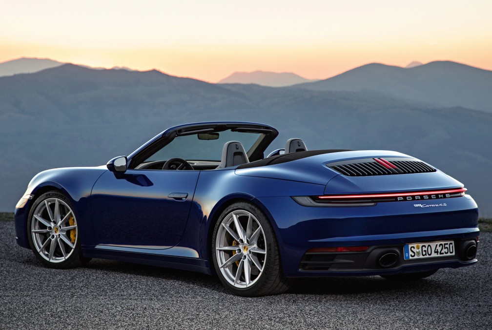 911 Cabriolet tem traseira alta e mantém lanterna inteiriça — Foto: Divulgação/Porsche