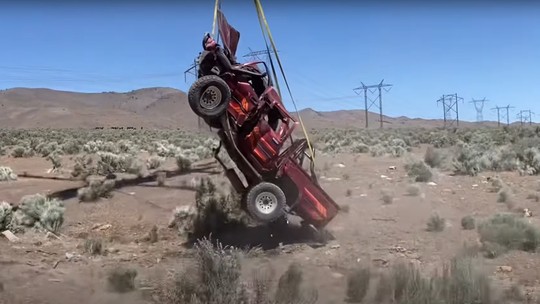 Vídeo: Youtubers jogam Toyota Hilux a 3 mil metros de altura para "testar" durabilidade da picape