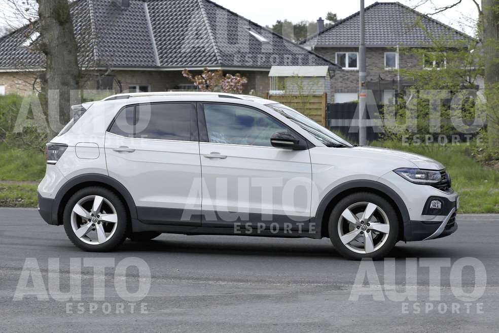 SUV compacto foi flagrado quase sem disfarces na Alemanha — Foto: autoesporte
