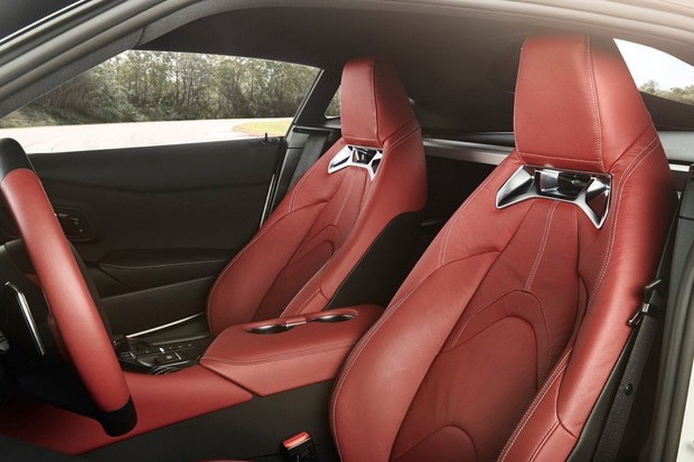 Bancos tipo concha têm revestimento de Alcantara no mais caro (Foto: Divulgação) — Foto: Auto Esporte