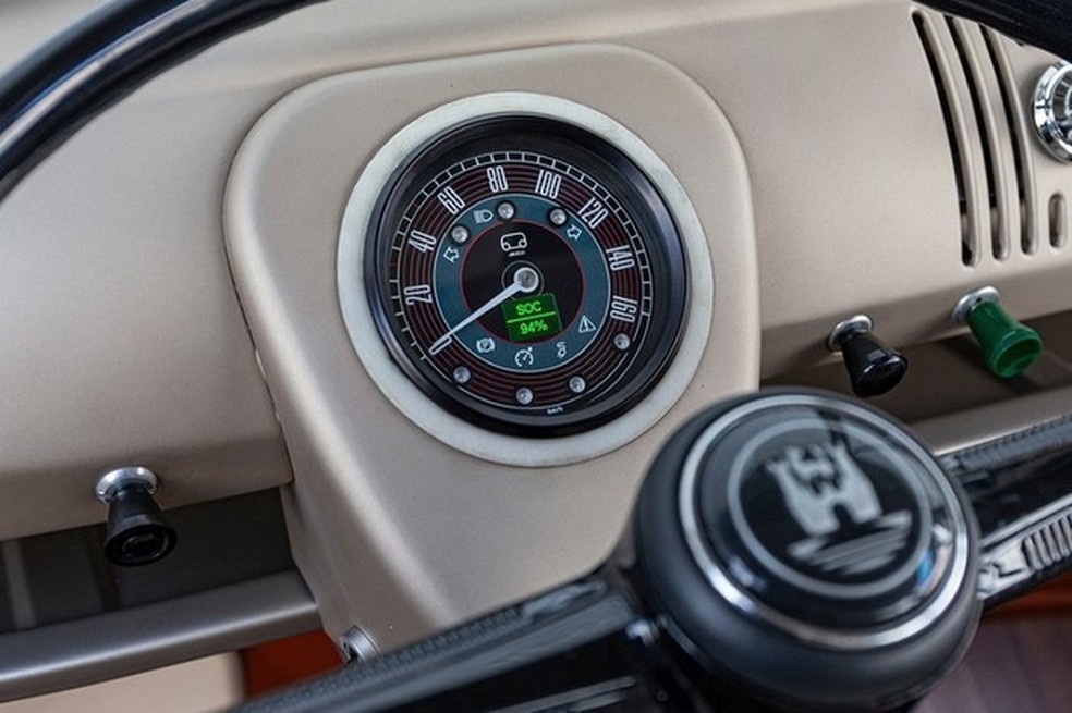 Velocímetro retrô recebeu um indicador do nível de carga (Foto: Divulgação) — Foto: Auto Esporte