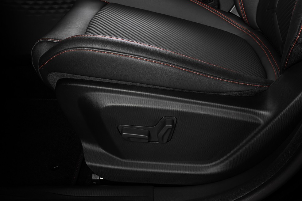 Fiat Pulse Abarth 2026 tem regulagem elétrica do banco do motorista — Foto: Divulgação