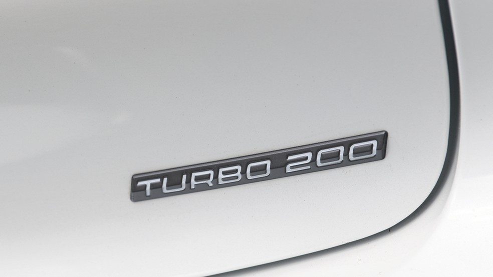 Turbo 200 na tampa faz alusão ao torque de 200 Nm – referente a 20,4 kgfm — Foto: Murilo Góes/Auto News Brasil