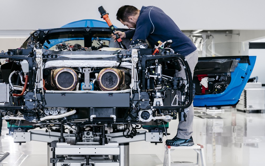 Produção do Bugatti Chiron é praticamente artesanal — Foto: Benjamin Antony Monn/Divulgação