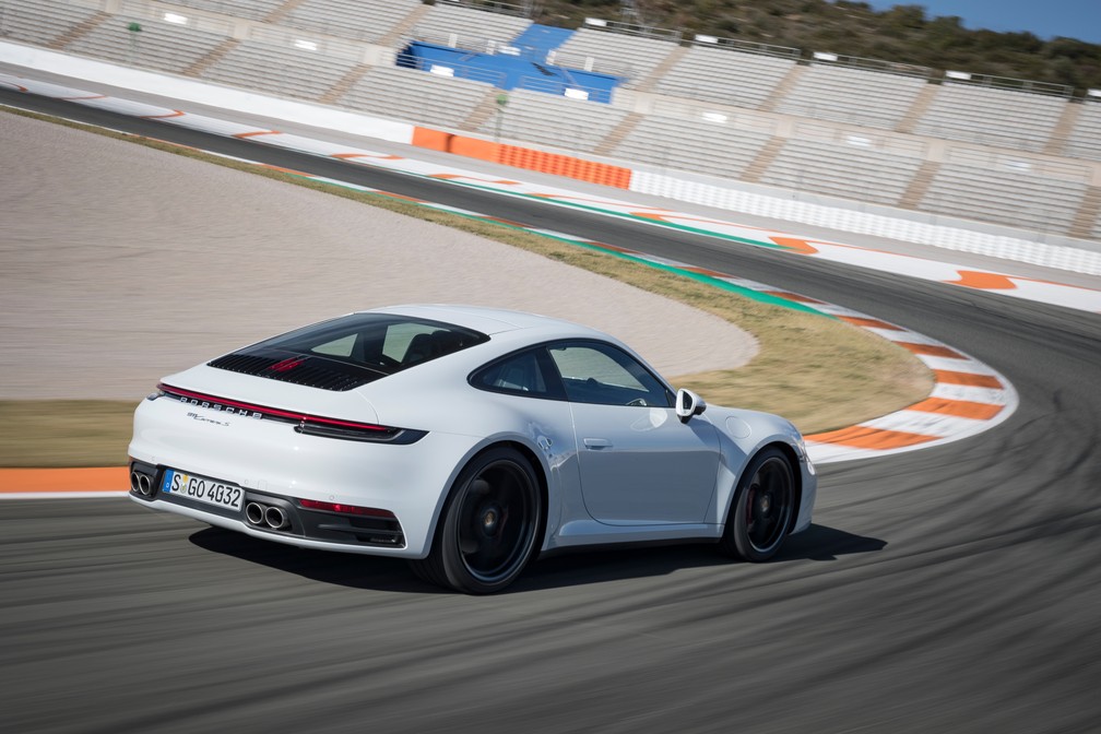 Porsche 911 geração 992 no autódromo de Valência  — Foto: Divulgação
