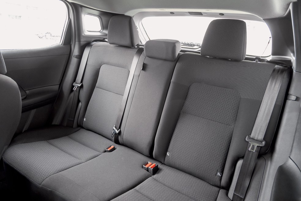 Espaço interno do Kicks Sense é bom, mas a qualidade do tecido deixa a desejar — Foto: Renato Durães/Auto News Brasil