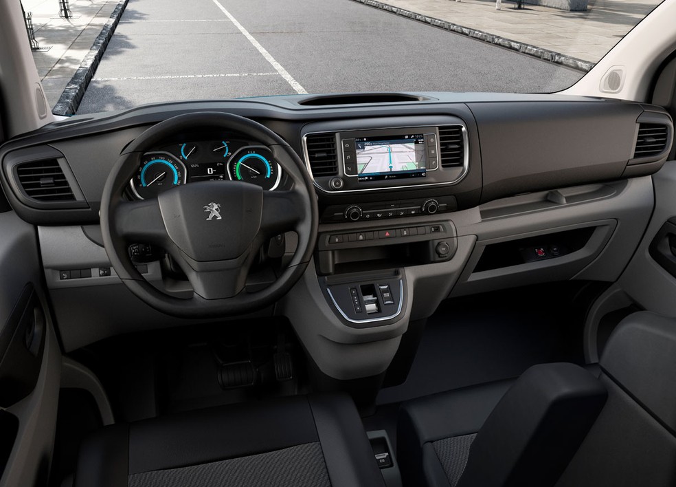 Interior das vans ele´tricas tem central multimídia e seletor de modos do câmbio por botão — Foto: Divulgação