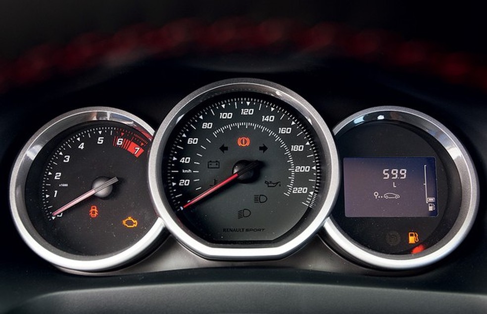 Velocímetro fica em um tom ligeiramente mais claro, uma marca dos RS (Foto: Marcos Camargo/Auto News Brasil) — Foto: Auto Esporte