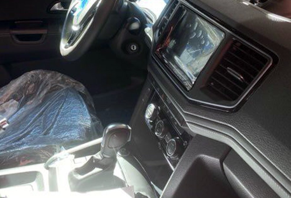 Volkswagen Amarok 2025 tem nova multimídia e interior que parece de 2010
