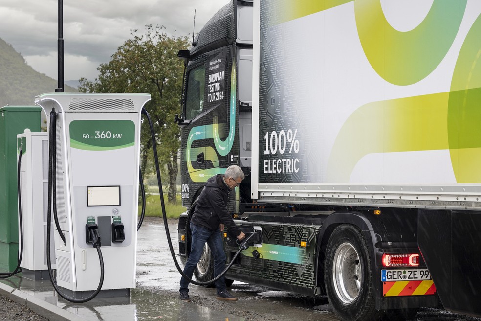 Mercedes-Benz e Actros 600 é equipado com três baterias de 207 kWh cada  — Foto: Divulgação