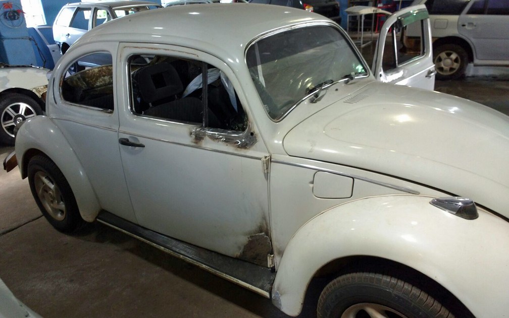 Fusca na época da reforma, para tirar pontos de ferrugem — Foto: Gisele Gomes/VC no G1