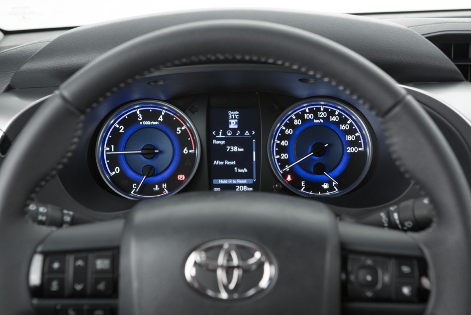 Detalhe do quadro de instrumentos da Toyota Hilux 2016