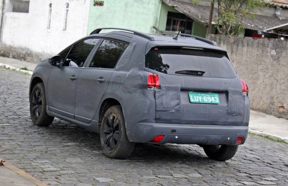 Peugeot 2008 é flagrado em testes finais (Foto: Diogo Dias) — Foto: Auto Esporte