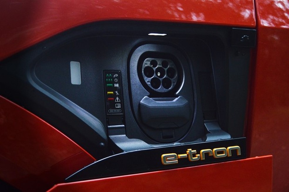 Carregar em tomada doméstico pode levar mais de 40 horas (Foto: André Schaun/Auto News Brasil ) — Foto: Auto Esporte