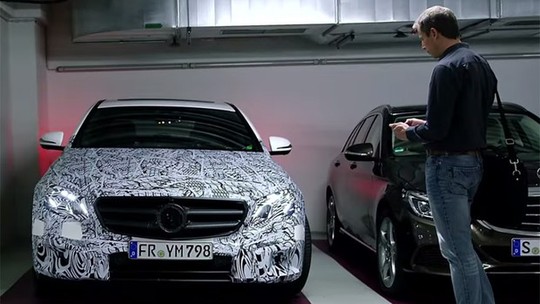Vídeo: Mercedes-Benz mostra tecnologia que estaciona Classe E pelo celular