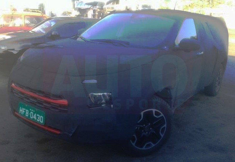 Flagra da nova picape Fiat Toro disfarçada em testes (Foto: Helton Palhão Barros/Auto News Brasil) — Foto: Auto Esporte