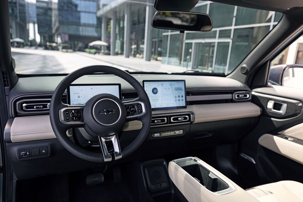 Interior do Chevrolet Spark EUV é composto por duas telas retangulares no painel e tem bastante plástico  — Foto: Chevrolet/Divulgação