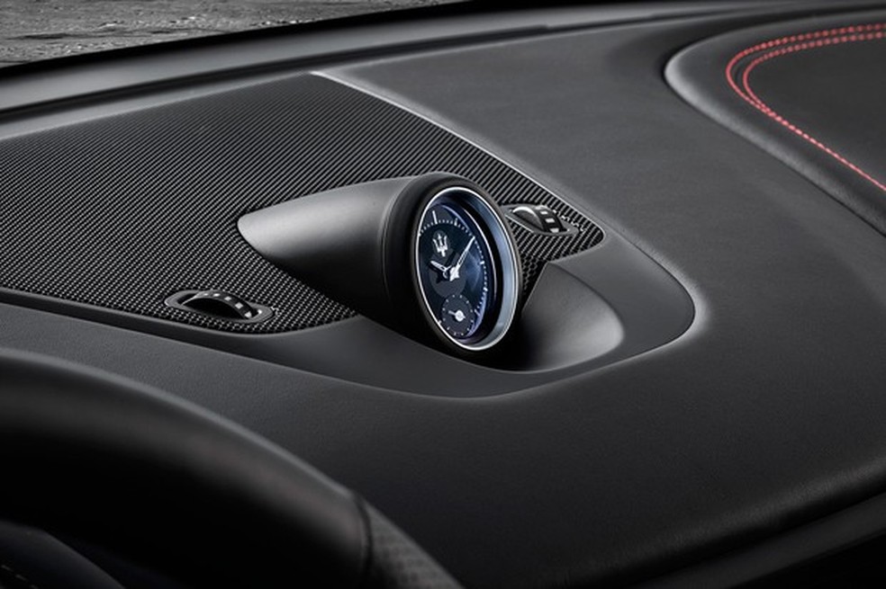Clássico relógio analógico da Maserati continua no topo do painel (Foto: Divulgação) — Foto: Auto Esporte