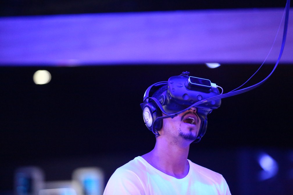 Visitante experimenta realidade virtual no estande da Volkswagen no Salão de SP — Foto: Marcelo Brandt/G1