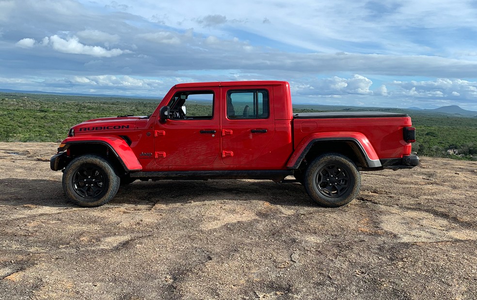 Jeep Gladiator 2022 tem caçamba com 1.000 litros de capacidade, mas carrega menos de 700 kg — Foto: Ulisses Cavalcante/Autoesporte