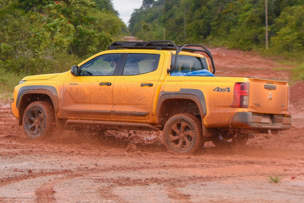 Depois da chuva da noite anterior, a solo ficou com mais barro e foi preciso ativar o modo 4H da nova Mitsubishi Triton Savana  — Foto: Murilo Schaun/Auto News Brasil