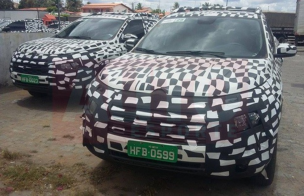Dianteiras de duas versões da Fiat Toro flagrada em testes (Foto: Jardel Amorin/Auto News Brasil) — Foto: Auto Esporte