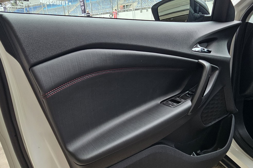 Chevrolet Tracker RS 2026: acabamento das portas dianteiras também abandonou o miolo avermelhado — Foto: Leonardo Felix/Auto News Brasil